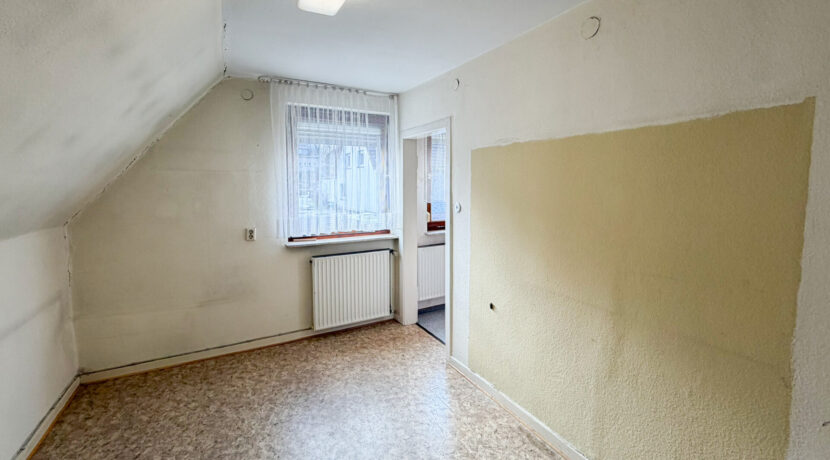 Ankleidezimmer (Küche mgl.)