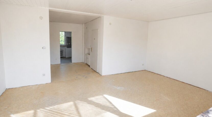 Blick vom Balkon zurück ins Wohnzimmer