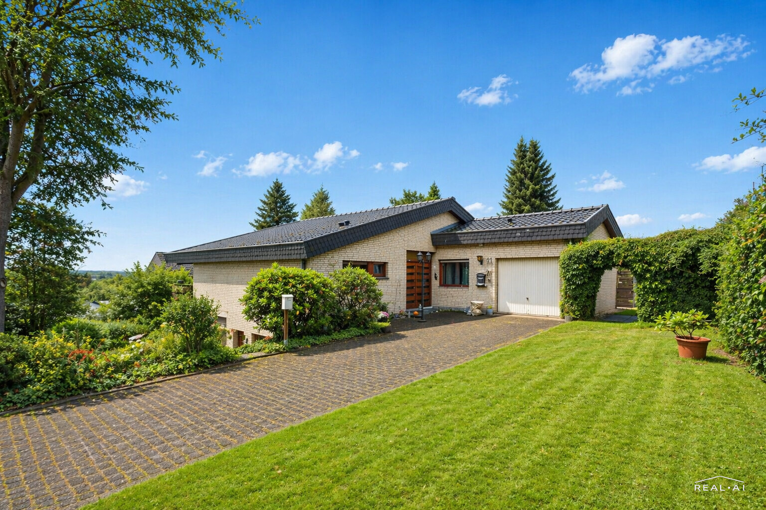 Wohnen über den Dächern – Zweifamilienhaus mit traumhafter Aussicht