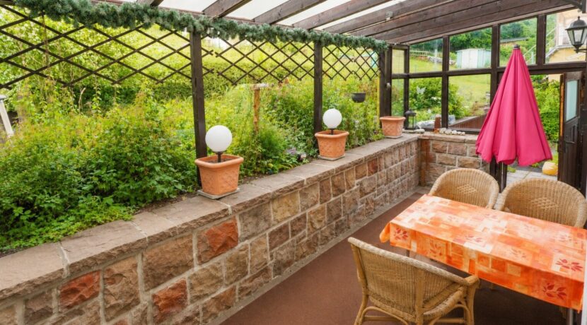 Überdachter Terrasse im Hauseingangsbereich