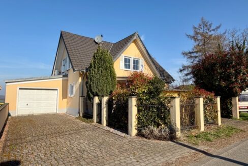 Außenansicht mit Garage
