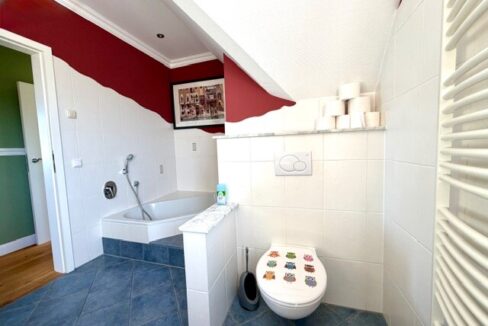 Geschmackvolles Badezimmer Obergeschoss mit Wanne und Dusche