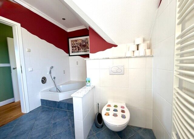 Geschmackvolles Badezimmer Obergeschoss mit Wanne und Dusche