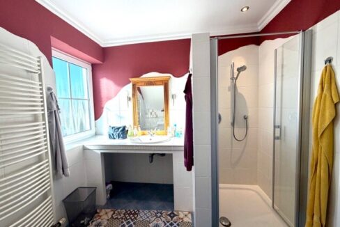 Badezimmer im Obergeschoss mit Wanne & Dusche