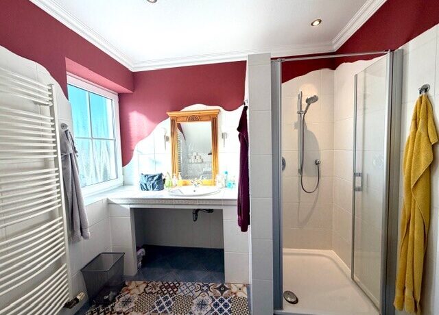 Badezimmer im Obergeschoss mit Wanne & Dusche