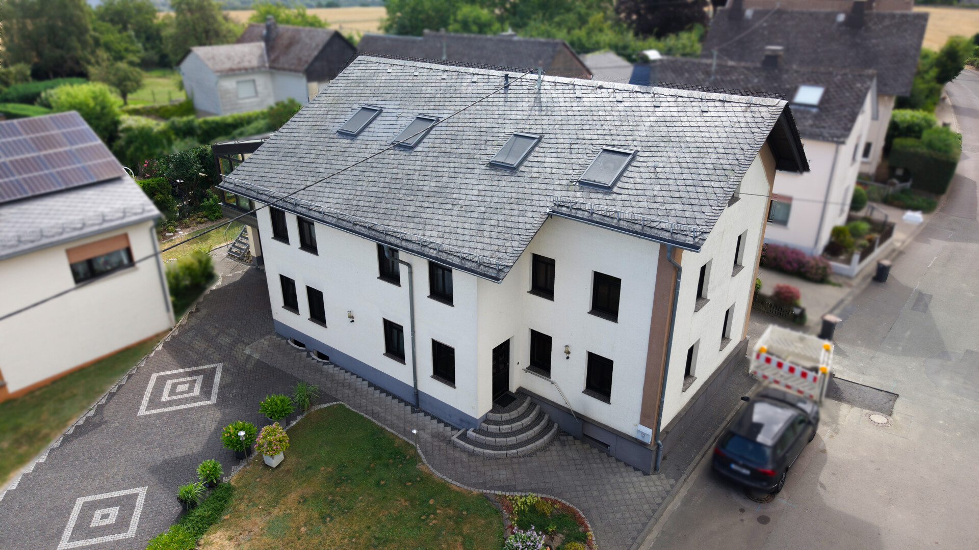 Saniertes und freistehendes Wohnhaus mit großer Dachterrasse in ruhiger Wohnlage!