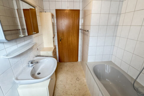 Tageslichtbad mit Wanne und WC OG