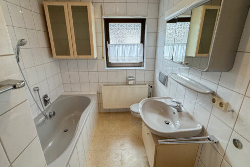 Tageslichtbad mit Wanne und WC OG