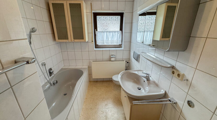 Tageslichtbad mit Wanne und WC OG