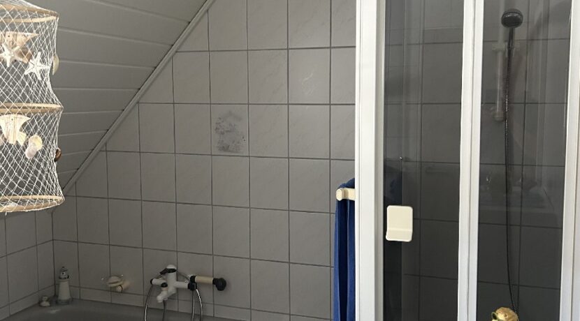 Wanne und Dusche DG