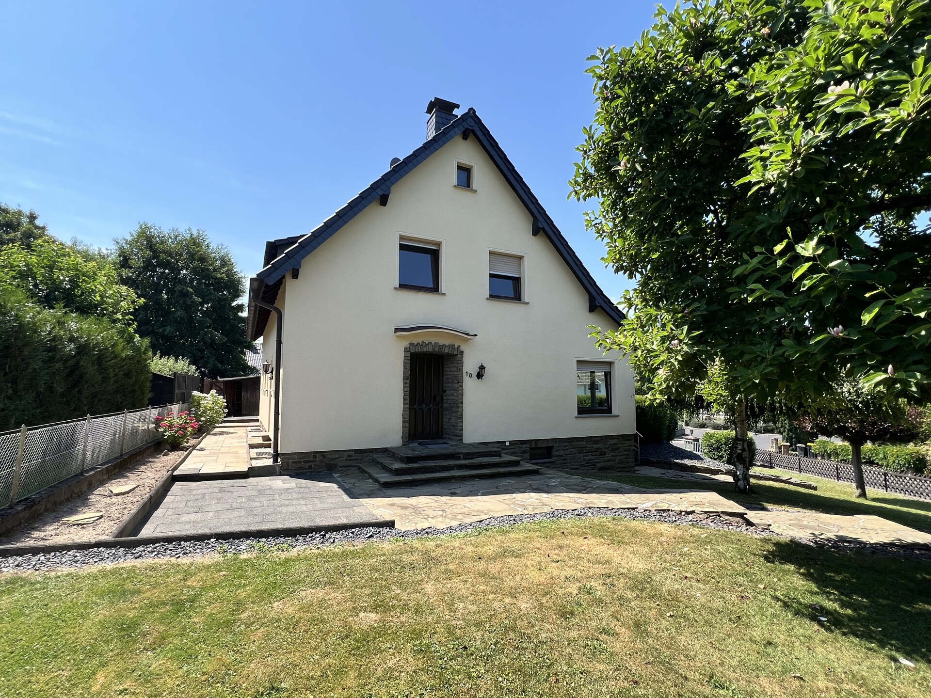 Wohnen im Grünen – Gepflegtes Einfamilienhaus mit Garage und großem Garten