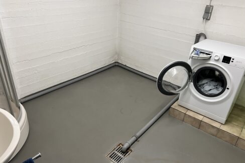 Hauswirtschaftsraum mit Dusche