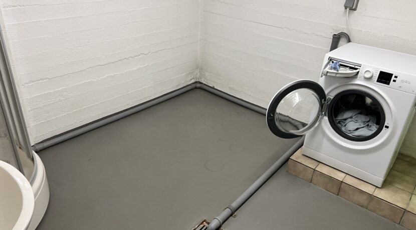 Hauswirtschaftsraum mit Dusche
