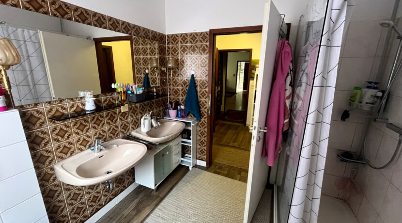 Badezimmer (EG)