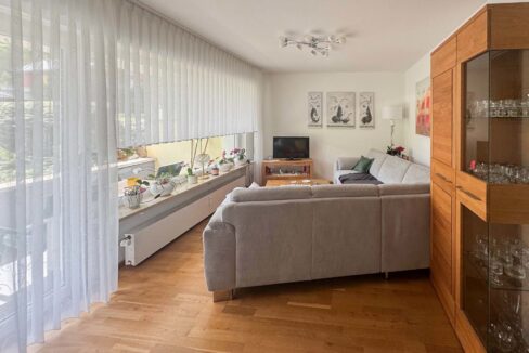 Wohnbereich mit Zugang auf den Balkon