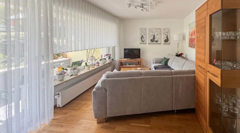 Wohnbereich mit Zugang auf den Balkon