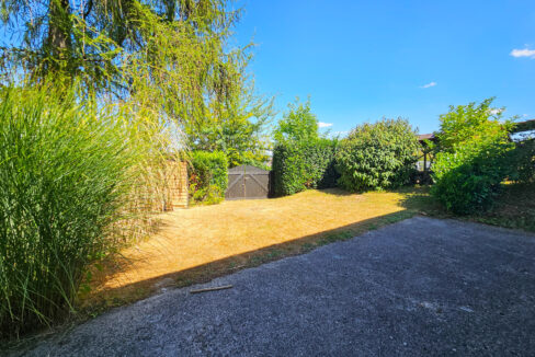 Gartenbereich mit Tor