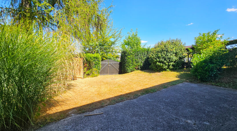 Gartenbereich mit Tor