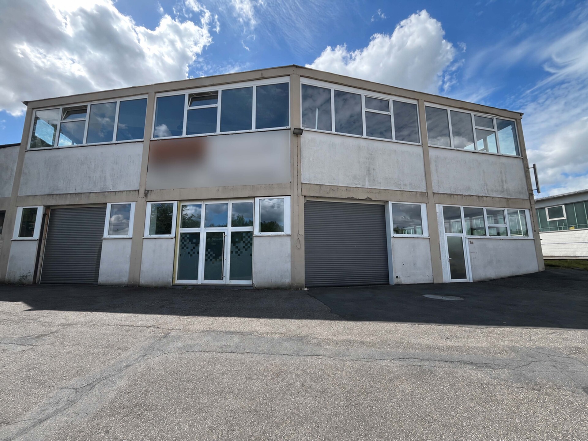 Vielseitige Gewerbehalle mit ca. 323 m², Büro & Sanitärbereich