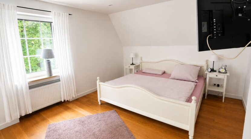 Erstes Schlafzimmer mit...
