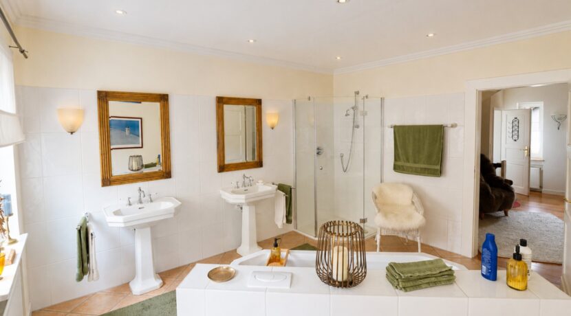 Badewanne und Dusche