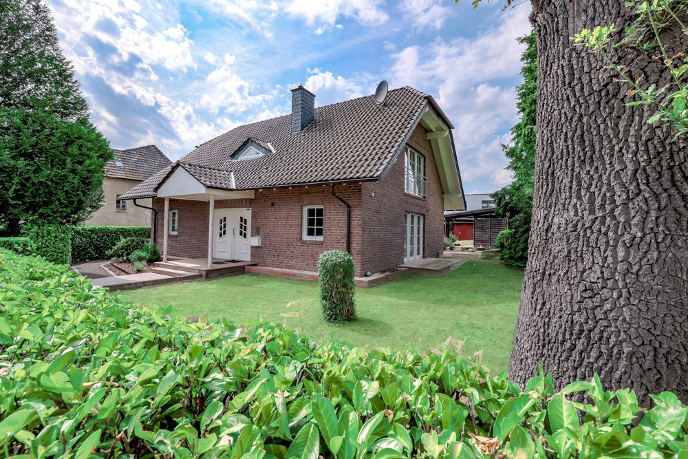Großzügiges Einfamilienhaus auf weitläufigem Grundstück mit Sauna, Nebengebäude und Doppelgarage