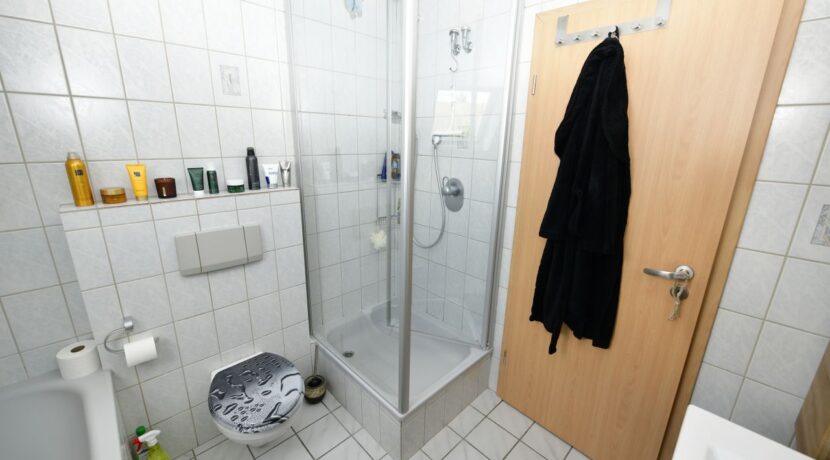 Dusch-/Wannenbad im Dachgeschoss mit Blick auf die Dusche