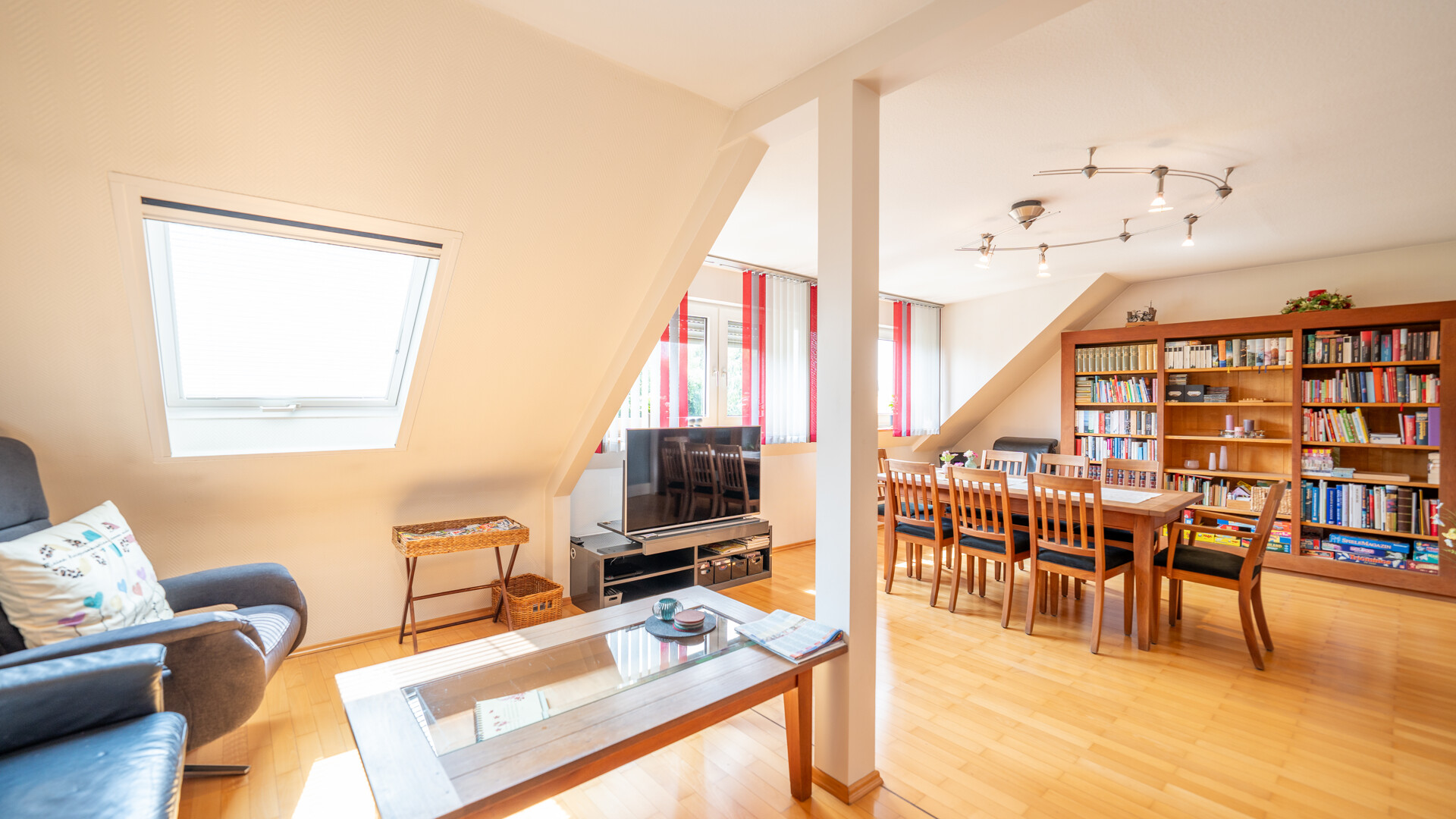 Haus‑in‑Haus‑Charakter: stilvolle 5‑Zimmer‑Maisonette mit Balkon und viel Raum zur freien Entfaltung - Photo 1