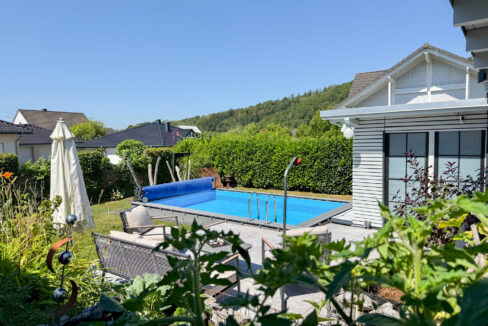 Gartenansicht mit Pool