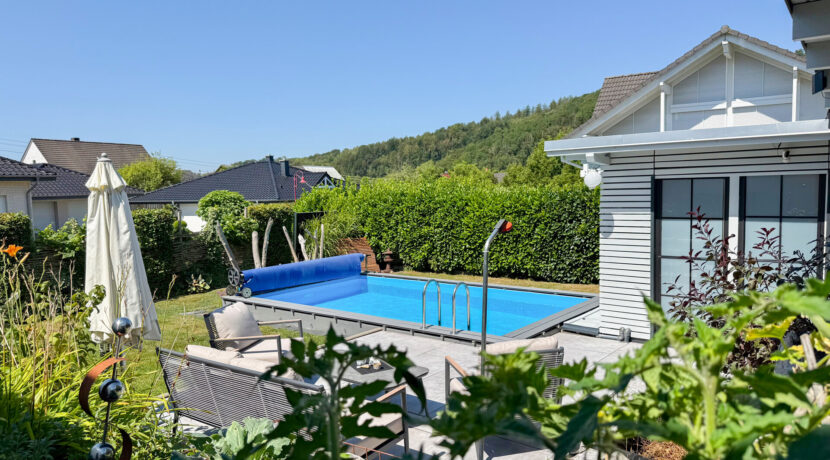 Gartenansicht mit Pool
