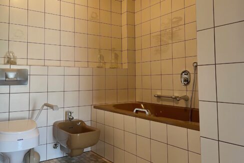 Bad mit Wanne und Bidet (EG)