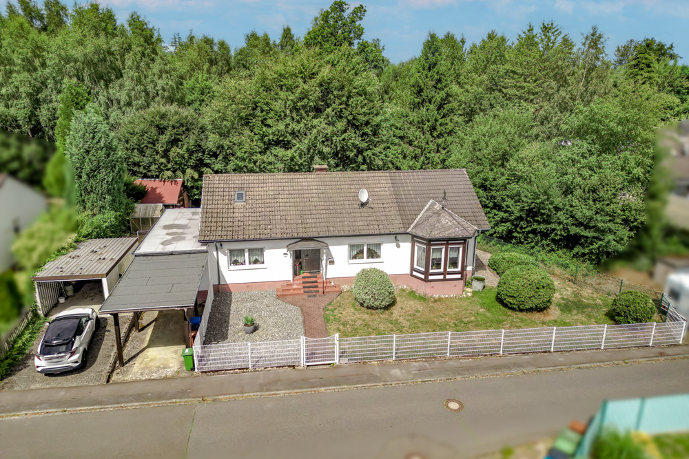 Ein Zuhause mit Kamin und Wintergarten direkt am Waldrand