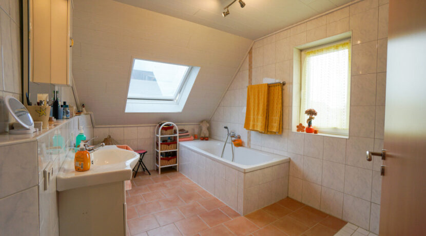 Tageslichtbad mit Wanne