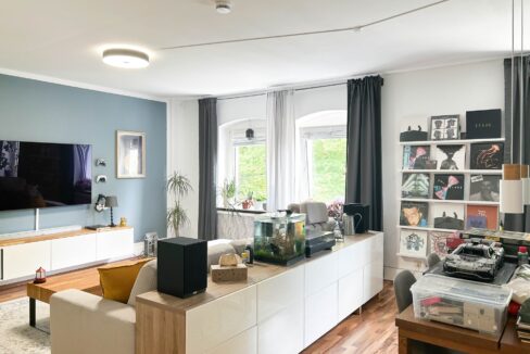 geräumiges Wohnzimmer
