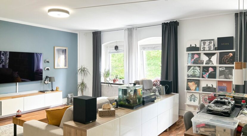 geräumiges Wohnzimmer