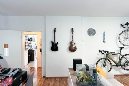 geräumiges Wohnzimmer