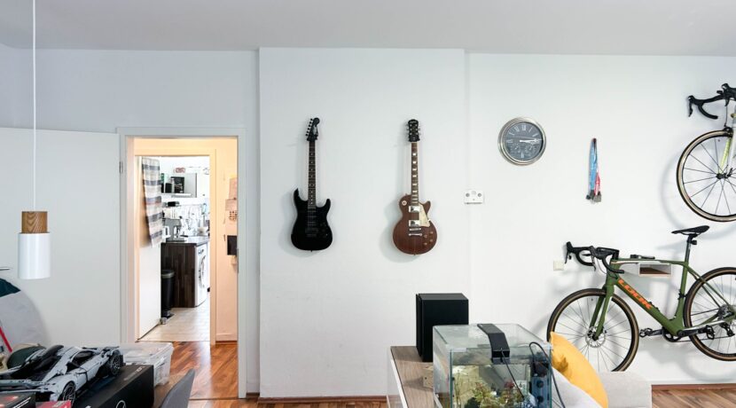 geräumiges Wohnzimmer