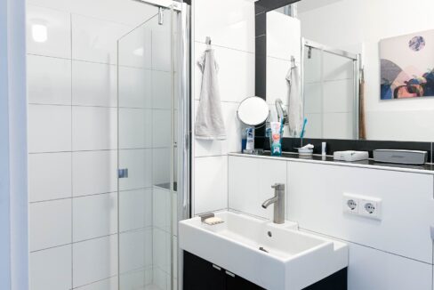 modernes Duschbadezimmer