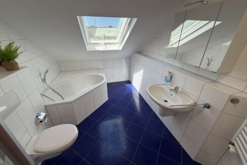Geräumiges Badezimmer mit Badewanne...