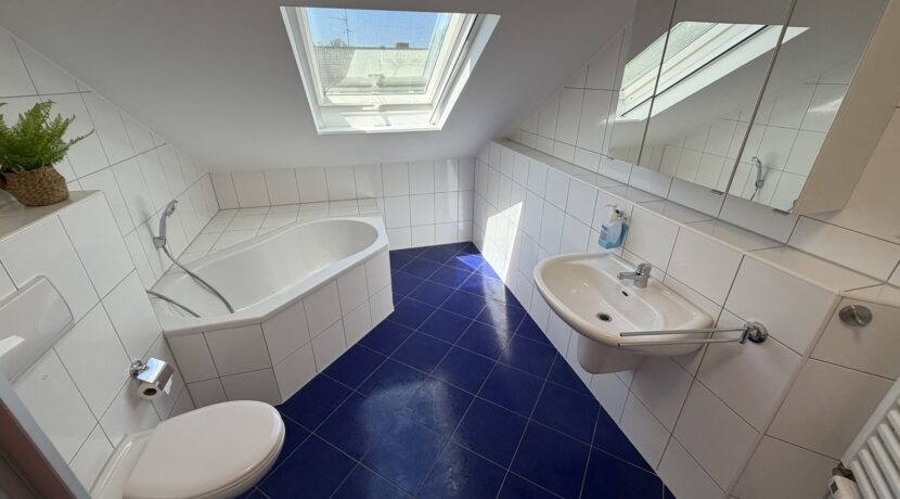 Geräumiges Badezimmer mit Badewanne...