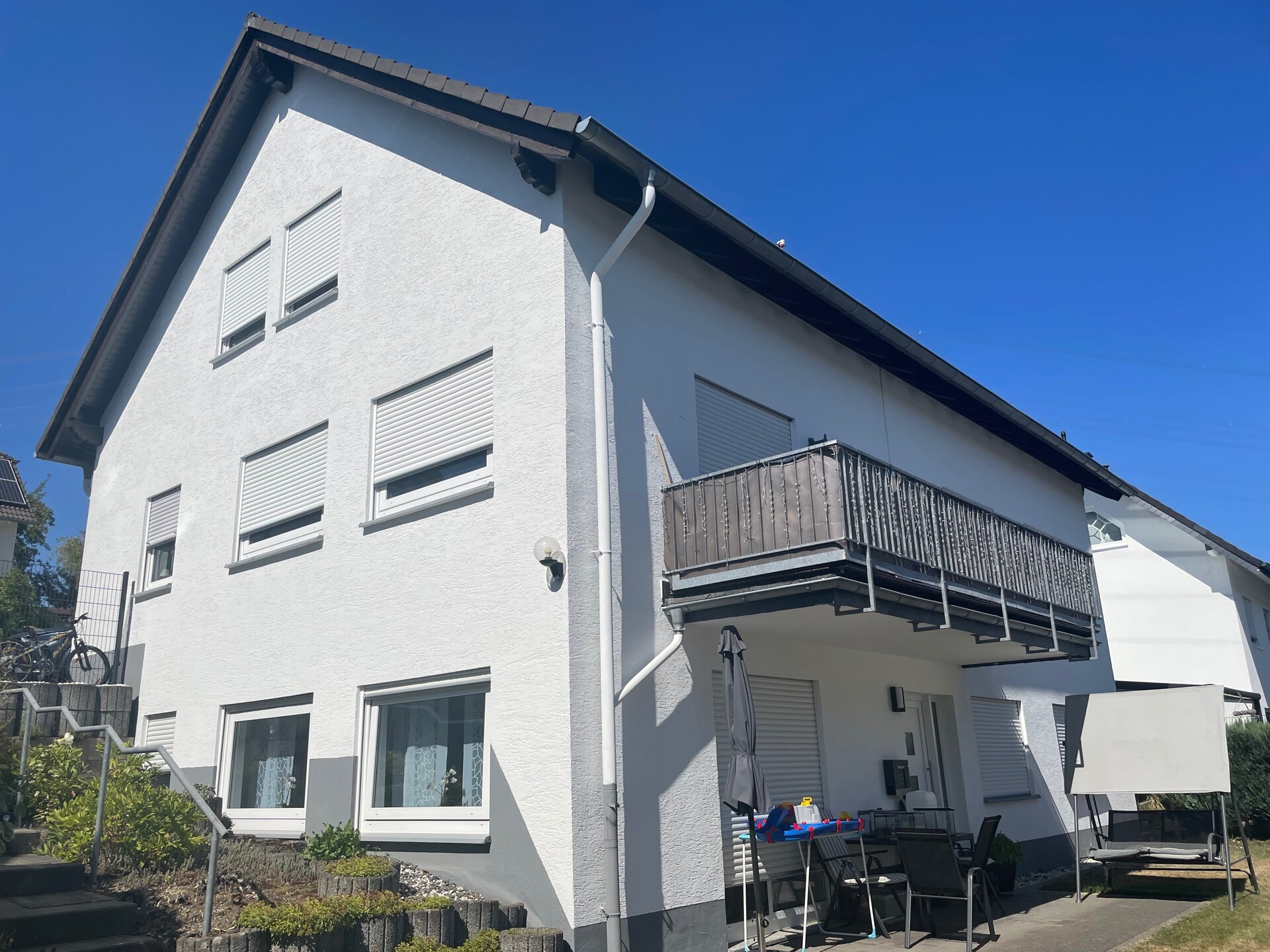 Wohnen oder investieren: Großzügig geschnittene Eigentumswohnung mit Balkon und Stellplätzen!