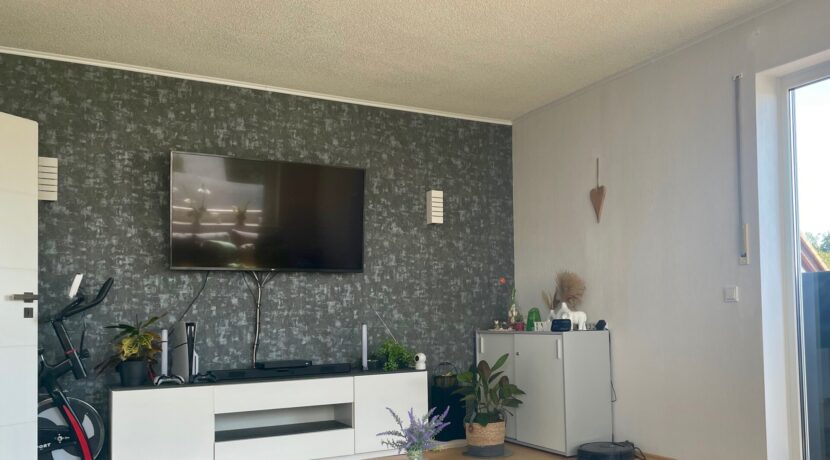 Wohnbereich mit Zugang zum Balkon