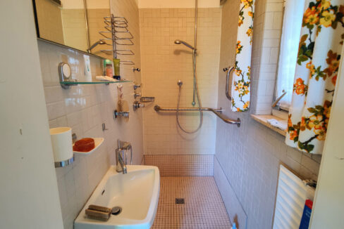 Dusche (ggf. AR) EG