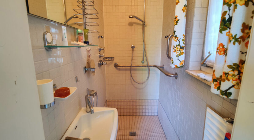 Dusche (ggf. AR) EG