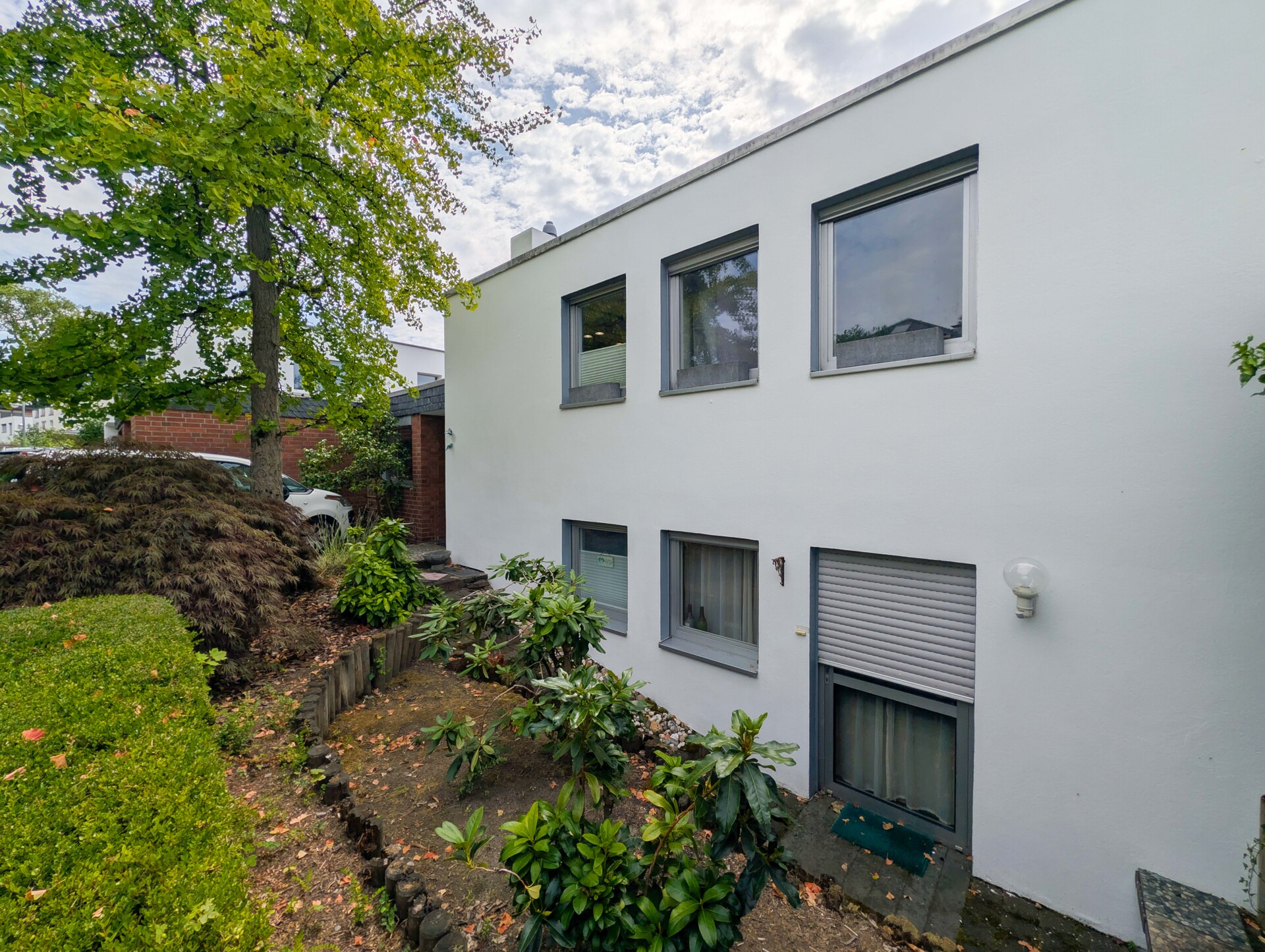 Geräumiges Einfamilienhaus in Split-Level-Bauweise mit Garage und großem Garten (Erbbaurecht)