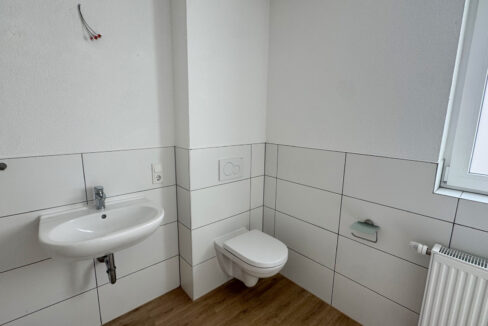 Tageslichtbad mit Dusche EG Wohnhaus Nr. 11
