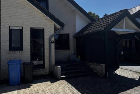 Ansicht Haus und Carport