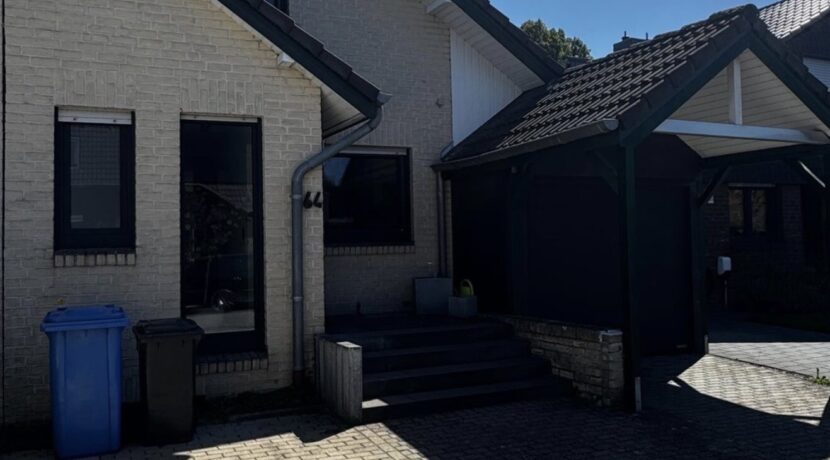 Ansicht Haus und Carport