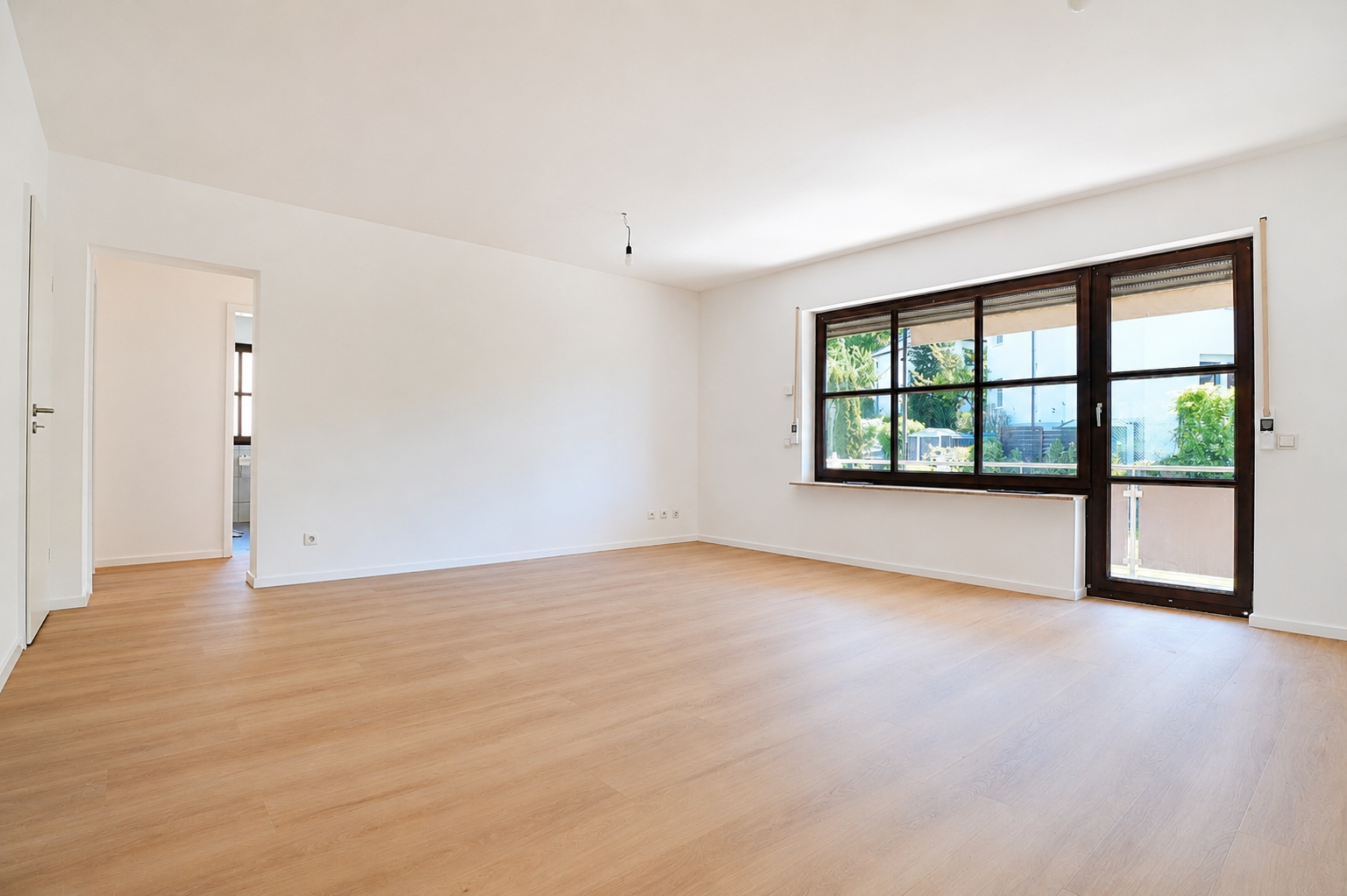 Frisch renovierte 3-Zimmer-Wohnung mit Loggia und Garage in ruhiger Lage - Photo 2
