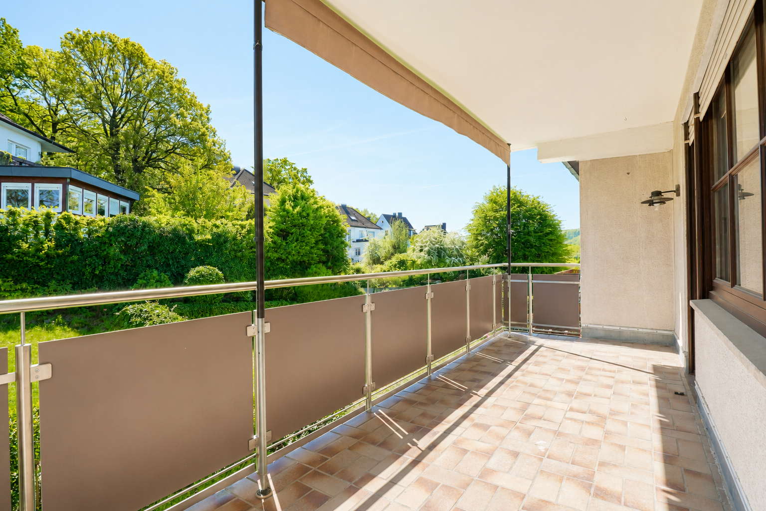 Frisch renovierte 3-Zimmer-Wohnung mit Loggia und Garage in ruhiger Lage - Photo 3